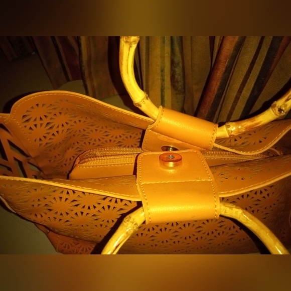 NWOT cut out summer bag with bamboo handles - Picture 3 of 6